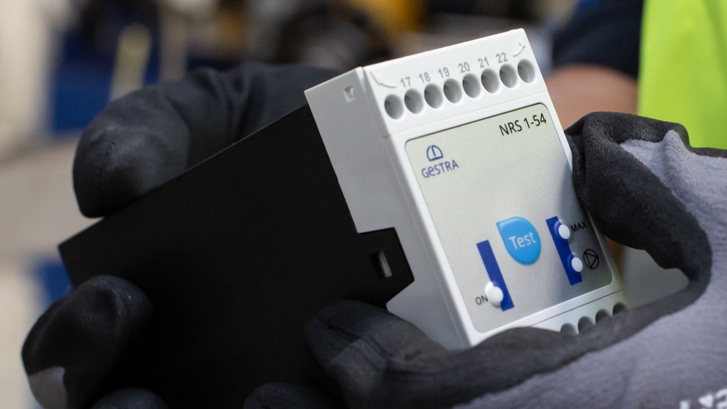 SPECTORmodul for level controls being used by engineer