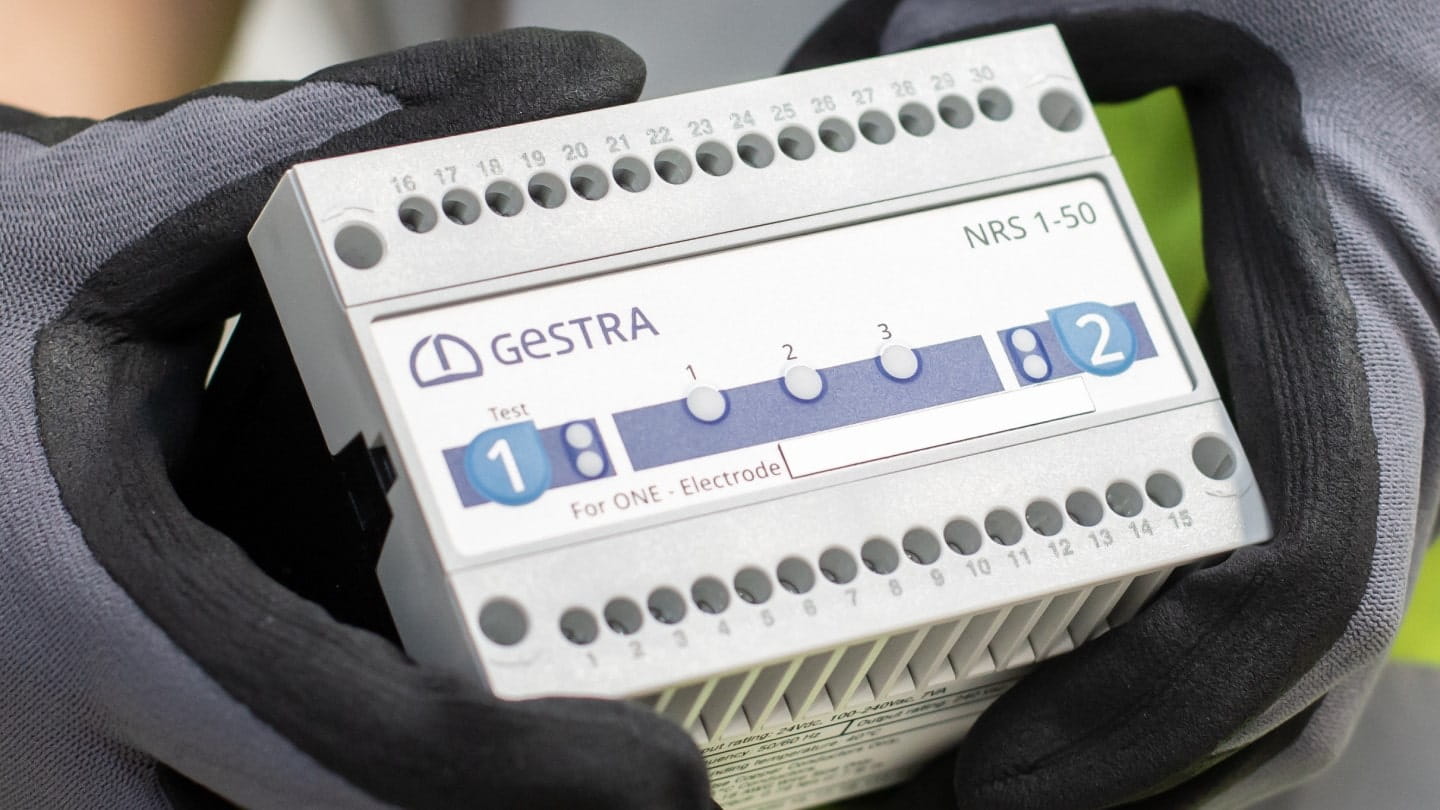 SPECTORmodul unit being held by engineer